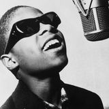 Der zweite ganz große Musiker der Motown-Ära war Stevie Wonder. In den frühen 60ern feierte er erste Erfolge als Kinderstar. Im Alter von 13 Jahren gelang ihm mit "Fingertips (Pt. 2)" als Little Stevie Wonder ein großer Hit. Später ließ er das "Little" weg, blieb aber mit Songs wie "Uptight" weiter erfolgreich.   In den 70er Jahren stieg er dann zum ernstzunehmenden Künstler auf. Seine Alben "Music of My Mind", "Talking Book" (beide 1972), "Innervisions" (1973), "Fulfillingness' First Finale" (1974) und vor allem das Doppelalbum "Songs in the Key of Life" (1976) sind bis heute gültige Meisterwerke, die bei Publikum und Kritikern gleichermaßen ankamen. Wie ein Mozart der Soulmusik spielte Wonder bei vielen dieser Platten sämtliche Instrumente im Alleingang ein und öffnete die Songs für gesellschaftlich relevante Themen. Zusammen mit Marvin Gaye entwickelte er den Hit-orientierten Soul der 60er Jahre zu anspruchsvoller Musik weiter, die auf Albumlänge funktionierte.