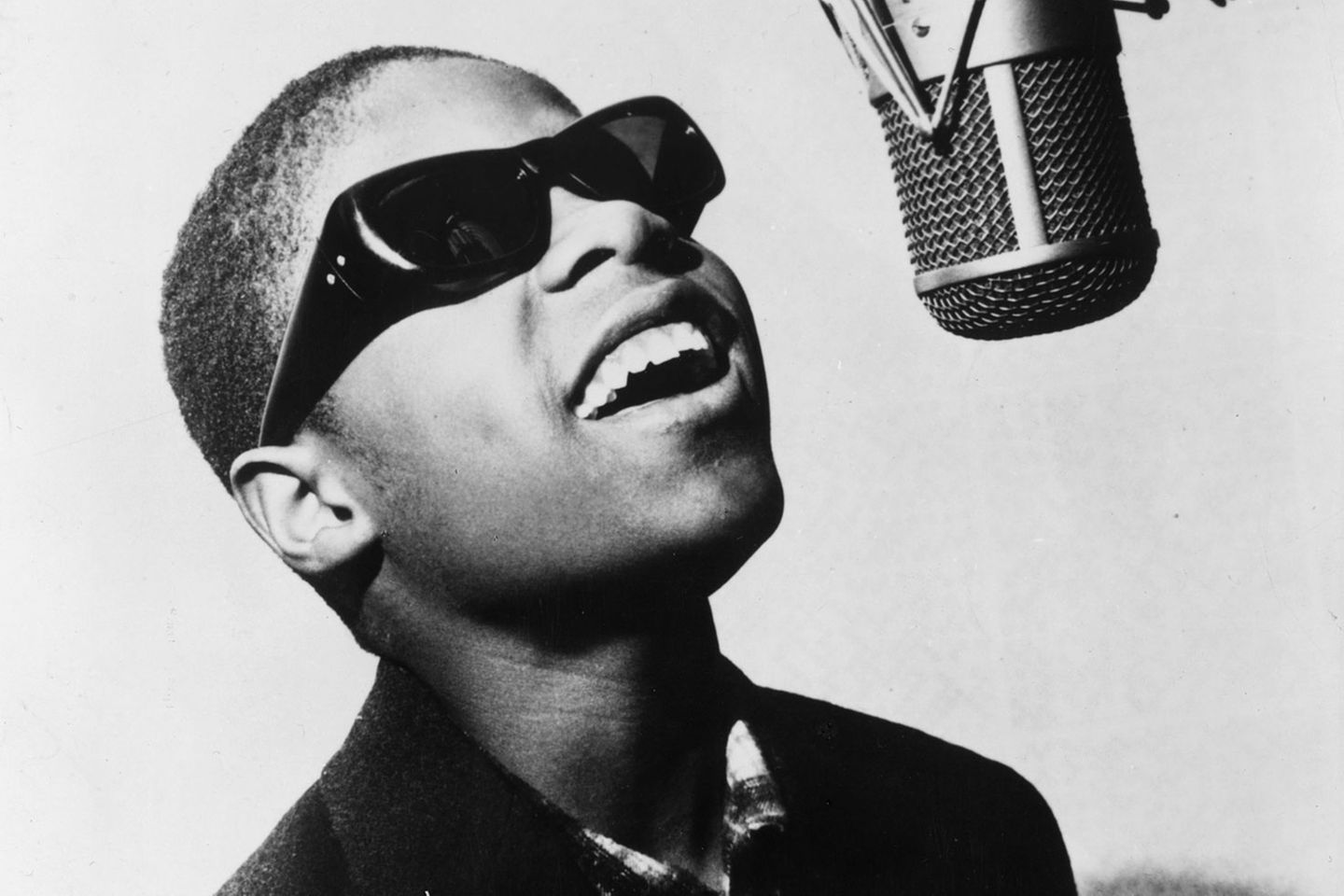 Der zweite ganz große Musiker der Motown-Ära war Stevie Wonder. In den frühen 60ern feierte er erste Erfolge als Kinderstar. Im Alter von 13 Jahren gelang ihm mit "Fingertips (Pt. 2)" als Little Stevie Wonder ein großer Hit. Später ließ er das "Little" weg, blieb aber mit Songs wie "Uptight" weiter erfolgreich.   In den 70er Jahren stieg er dann zum ernstzunehmenden Künstler auf. Seine Alben "Music of My Mind", "Talking Book" (beide 1972), "Innervisions" (1973), "Fulfillingness' First Finale" (1974) und vor allem das Doppelalbum "Songs in the Key of Life" (1976) sind bis heute gültige Meisterwerke, die bei Publikum und Kritikern gleichermaßen ankamen. Wie ein Mozart der Soulmusik spielte Wonder bei vielen dieser Platten sämtliche Instrumente im Alleingang ein und öffnete die Songs für gesellschaftlich relevante Themen. Zusammen mit Marvin Gaye entwickelte er den Hit-orientierten Soul der 60er Jahre zu anspruchsvoller Musik weiter, die auf Albumlänge funktionierte.