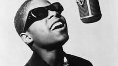 Der zweite ganz große Musiker der Motown-Ära war Stevie Wonder. In den frühen 60ern feierte er erste Erfolge als Kinderstar. Im Alter von 13 Jahren gelang ihm mit "Fingertips (Pt. 2)" als Little Stevie Wonder ein großer Hit. Später ließ er das "Little" weg, blieb aber mit Songs wie "Uptight" weiter erfolgreich.   In den 70er Jahren stieg er dann zum ernstzunehmenden Künstler auf. Seine Alben "Music of My Mind", "Talking Book" (beide 1972), "Innervisions" (1973), "Fulfillingness' First Finale" (1974) und vor allem das Doppelalbum "Songs in the Key of Life" (1976) sind bis heute gültige Meisterwerke, die bei Publikum und Kritikern gleichermaßen ankamen. Wie ein Mozart der Soulmusik spielte Wonder bei vielen dieser Platten sämtliche Instrumente im Alleingang ein und öffnete die Songs für gesellschaftlich relevante Themen. Zusammen mit Marvin Gaye entwickelte er den Hit-orientierten Soul der 60er Jahre zu anspruchsvoller Musik weiter, die auf Albumlänge funktionierte.