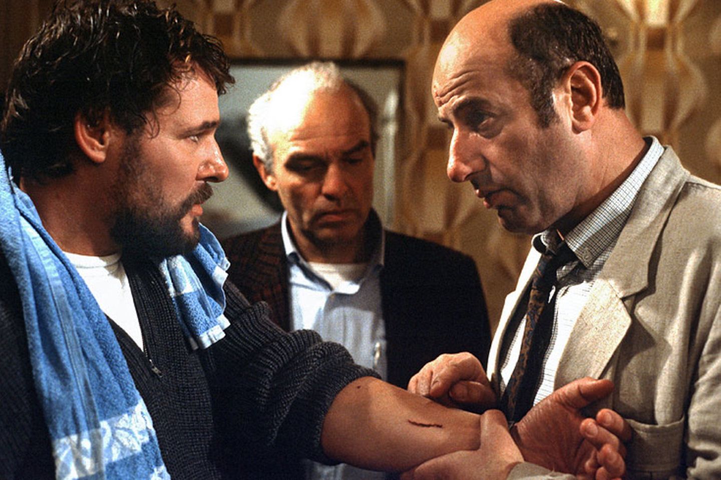 ARD-Krimi: Die singenden Kommissare: Paul Stoever (Manfred Krug, rechts) und Peter Brockmöller (Charles Brauer, Mitte) machten sich mit ihrem Privatleben im "Tatort" breit. Hin und wieder gingen sie angeln, und ständig mussten sie singen. Ein Wunder, dass da noch Zeit zum Ermitteln blieb. Dem Publikum gefiel's trotzdem. Die singenden Kommissare:  Paul Stoever (Manfred Krug, rechts) und Peter Brockmöller (Charles Brauer, Mitte) machten sich mit ihrem Privatleben im "Tatort" breit. Hin und wieder gingen sie angeln, und ständig mussten sie singen. Ein Wunder, dass da noch Zeit zum Ermitteln blieb. Dem Publikum gefiel's trotzdem.