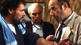 Die singenden Kommissare:  Paul Stoever (Manfred Krug, rechts) und Peter Brockmöller (Charles Brauer, Mitte) machten sich mit ihrem Privatleben im "Tatort" breit. Hin und wieder gingen sie angeln, und ständig mussten sie singen. Ein Wunder, dass da noch Zeit zum Ermitteln blieb. Dem Publikum gefiel's trotzdem.