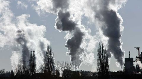 Das Treibhausgas CO2 wirkt in der Atmosphäre etwa 100 Jahre lang nach.
