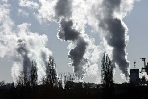 Das Treibhausgas CO2 wirkt in der Atmosphäre etwa 100 Jahre lang nach.