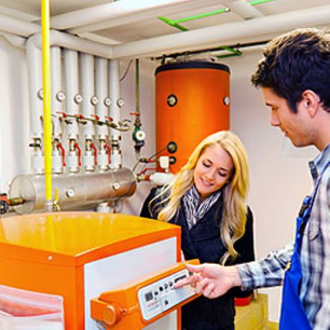 Moderne Heizkessel heizen zwar weiter mit Öl und Gas, benötigen aber deutlich weniger Brennstoff