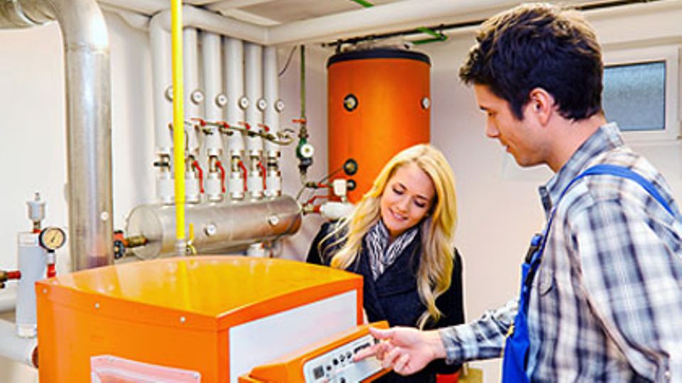 Moderne Heizkessel heizen zwar weiter mit Öl und Gas, benötigen aber deutlich weniger Brennstoff