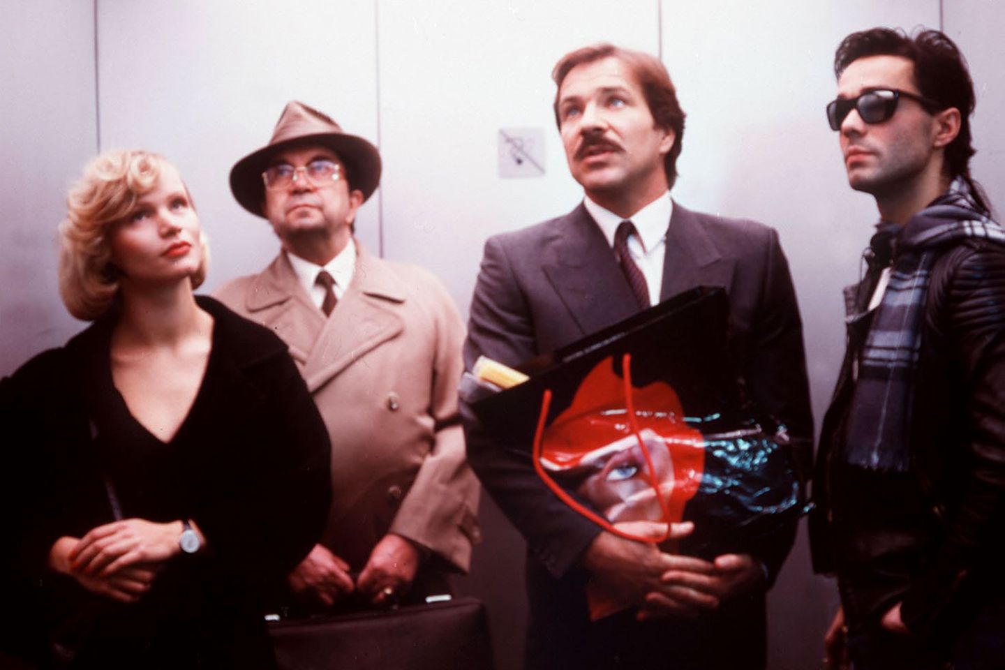 In den 70er Jahren widmete sich Götz George überwiegend dem Theater, erst in den 80er Jahren übernahm er wieder große Kinorollen. 1984 spielte er in dem Psychothriller "Abwärts". Darin steckt er an der Seite von Renee Soutendijk, Wolfgang Kieling und Hannes Jaenicke in einem Fahrstuhl fest.