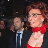 Sophia Loren (75), deren Aussehen bei jedem ihrer Auftritte Thema ist, zeigt sich bei der Pressekonferenz bei einer Frage nach ihrem Schönheitsgeheimnis überrascht: Ob sie tatsächlich in Olivenöl bade? "Nein, um Gottes willen! Ich benutze Öl nur für Salate und nicht fürs Baden!", antwortet die Leinwandlegende