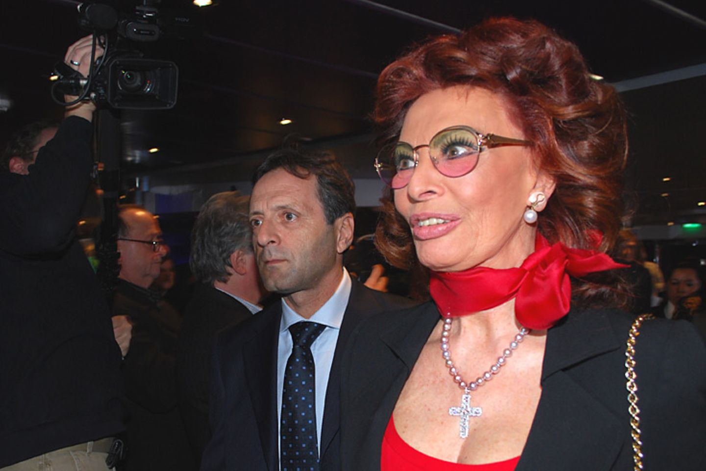 Sophia Loren (75), deren Aussehen bei jedem ihrer Auftritte Thema ist, zeigt sich bei der Pressekonferenz bei einer Frage nach ihrem Schönheitsgeheimnis überrascht: Ob sie tatsächlich in Olivenöl bade? "Nein, um Gottes willen! Ich benutze Öl nur für Salate und nicht fürs Baden!", antwortet die Leinwandlegende