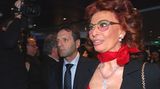 Sophia Loren (75), deren Aussehen bei jedem ihrer Auftritte Thema ist, zeigt sich bei der Pressekonferenz bei einer Frage nach ihrem Schönheitsgeheimnis überrascht: Ob sie tatsächlich in Olivenöl bade? "Nein, um Gottes willen! Ich benutze Öl nur für Salate und nicht fürs Baden!", antwortet die Leinwandlegende