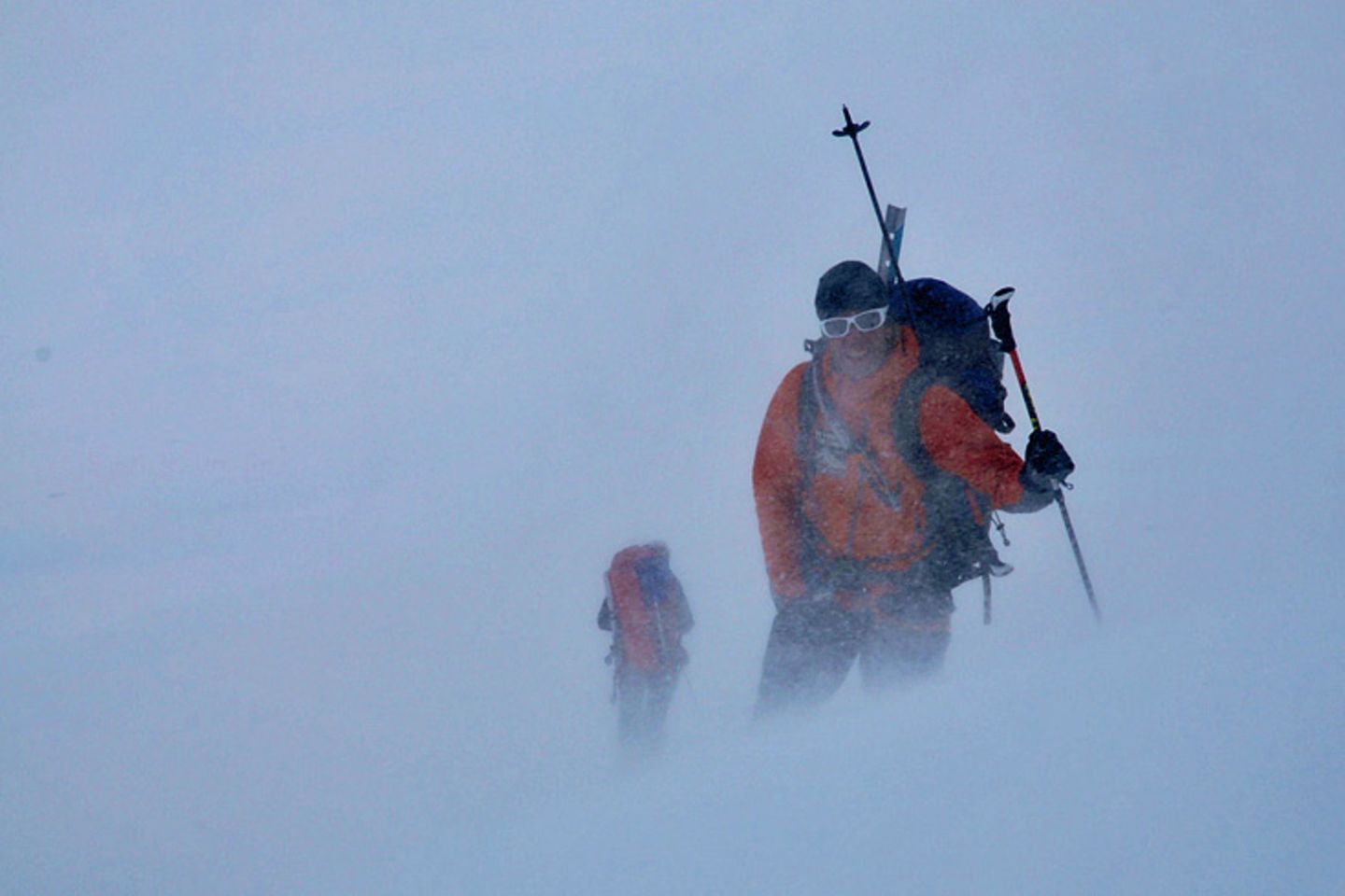 Nachdem drei Anläufe durch schlechtes Wetter scheiterten, drehte der Wind am 1. April auf Süd - ein gutes Zeichen. Trotz weiterhin grauer Wolkendecke stieg das Team auf, musste sich allerdings auf halber Höhe den schlechten Wetterverhältnissen beugen: Die drei Bergsteiger gruben sich in einer Schneehöhle ein
