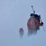 Nachdem drei Anläufe durch schlechtes Wetter scheiterten, drehte der Wind am 1. April auf Süd - ein gutes Zeichen. Trotz weiterhin grauer Wolkendecke stieg das Team auf, musste sich allerdings auf halber Höhe den schlechten Wetterverhältnissen beugen: Die drei Bergsteiger gruben sich in einer Schneehöhle ein