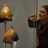 Diese beiden konisch geformten Helme, die die Wikinger auf ihren Eroberungsfeldzügen trugen, stammen aus der heutigen Ukraine. Sie werden auf die Zeit zwischen 900 und 1000 nach Christus datiert.