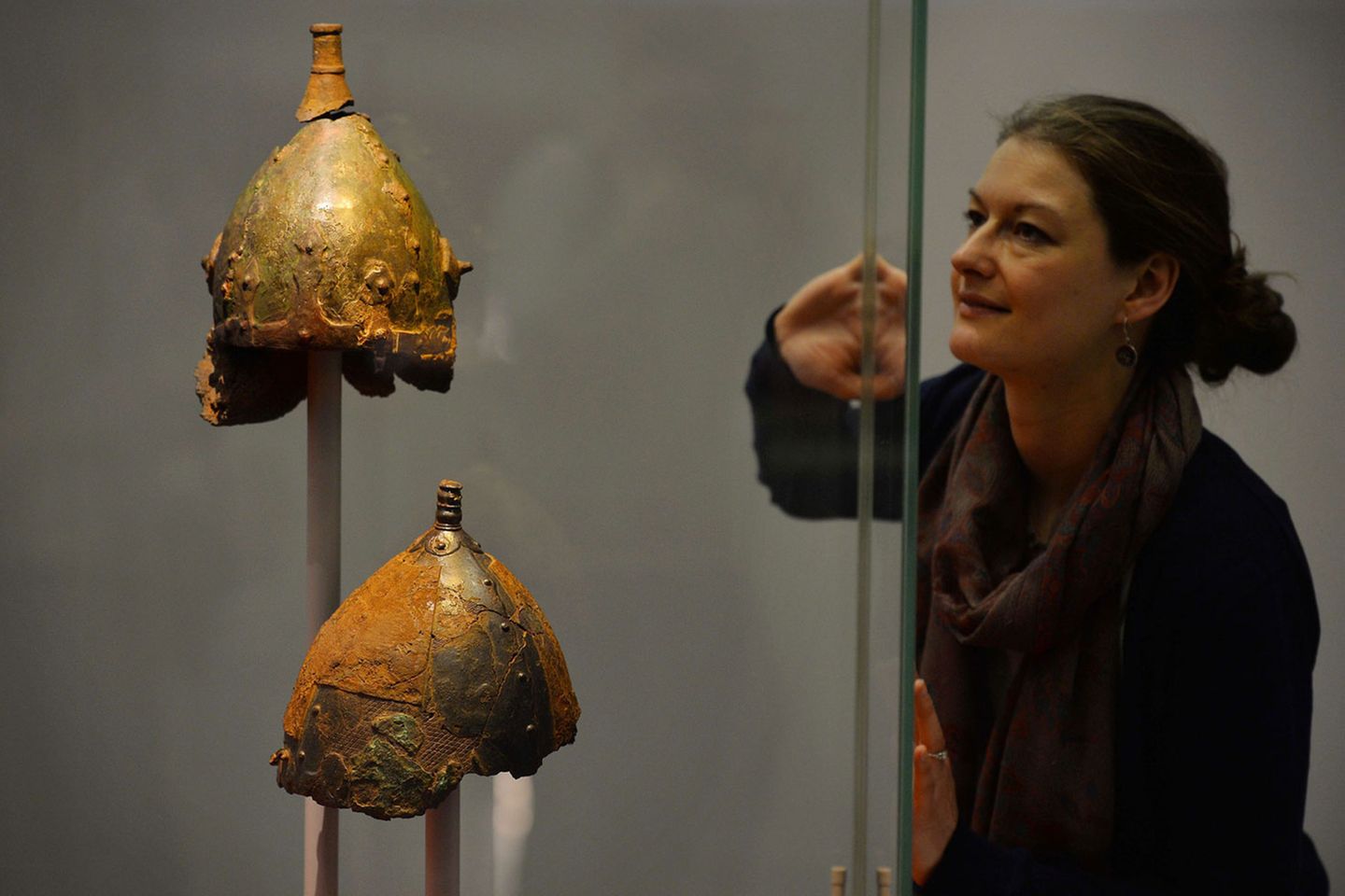 Diese beiden konisch geformten Helme, die die Wikinger auf ihren Eroberungsfeldzügen trugen, stammen aus der heutigen Ukraine. Sie werden auf die Zeit zwischen 900 und 1000 nach Christus datiert.