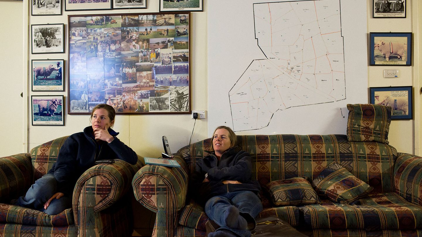 Catherine und Candice finden Entspannung beim Fernsehen in ihrem Elternhaus. An der Wand: die Weideübersicht von Victoria Downs und Fotos preisgekrönter Schafe.