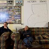 Catherine und Candice finden Entspannung beim Fernsehen in ihrem Elternhaus. An der Wand: die Weideübersicht von Victoria Downs und Fotos preisgekrönter Schafe.