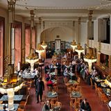 Kavárna Obecní Dum, Prag  Das Gemeindehaus, in welchem sich das Café befindet, steht ganz im Zeichen des klassischen Prager Jugendstils. Das Repräsentationsgebäude steht an historisch bedeutsamer Stelle, denn ab dem 14. Jahrhundert befand sich dort der Königshof. Im 20. Jahrhundert musste dieser jedoch dem Gemeindehaus weichen, das Raum für Kultur und Erholung zur Verfügung stellen sollte.  Am 28. Oktober 1918 wurde hier sogar die Unabhängigkeit der Tschechoslowakei proklamiert. Das Café erstrahlt in ornamentaler Jugendstilpracht, der zweigeschossige Saal mit Galerie besticht vor allem durch seine acht auffälligen Kronleuchter.