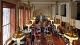 Kavárna Obecní Dum, Prag  Das Gemeindehaus, in welchem sich das Café befindet, steht ganz im Zeichen des klassischen Prager Jugendstils. Das Repräsentationsgebäude steht an historisch bedeutsamer Stelle, denn ab dem 14. Jahrhundert befand sich dort der Königshof. Im 20. Jahrhundert musste dieser jedoch dem Gemeindehaus weichen, das Raum für Kultur und Erholung zur Verfügung stellen sollte.  Am 28. Oktober 1918 wurde hier sogar die Unabhängigkeit der Tschechoslowakei proklamiert. Das Café erstrahlt in ornamentaler Jugendstilpracht, der zweigeschossige Saal mit Galerie besticht vor allem durch seine acht auffälligen Kronleuchter.