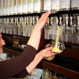 Marie Delaperrière bietet seit Februar eine Alternative zum müllproduzierenden Plastikwahnsinn im Supermarkt. In ihrem Laden gibt es ausschließlich verpackungsfreie Lebensmittel zum Selbstabfüllen.