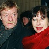 Der große Schauspieler Otto Sander ist im Alter von 72 Jahren in Berlin gestorben. Geboren wurde er 1941 in Hannover, aufgewachsen ist er in Peine und Kassel. 1965 debütierte Sander an den Kammerspielen in Düsseldorf. 1968 holte ihn der Regisseur Claus Peymann nach Berlin, später berief ihn Peter Stein an die Schaubühne am Halleschen Ufer. Für seine Bühnenarbeit wurde Sander mit zahlreichen Preisen ausgezeichnet, 1999 kürte ihn die Zeitschrift "Theater heute" zum Schauspieler des Jahres.  In Berlin lernte Otto Sander seine spätere Frau Monika Hansen kennen, die in erster Ehe mit dem Schauspieler Rolf Becker verheiratet war. Aus dieser Beziehung sind die Kinder Ben und Meret Becker hervorgegangen.