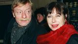 Der große Schauspieler Otto Sander ist im Alter von 72 Jahren in Berlin gestorben. Geboren wurde er 1941 in Hannover, aufgewachsen ist er in Peine und Kassel. 1965 debütierte Sander an den Kammerspielen in Düsseldorf. 1968 holte ihn der Regisseur Claus Peymann nach Berlin, später berief ihn Peter Stein an die Schaubühne am Halleschen Ufer. Für seine Bühnenarbeit wurde Sander mit zahlreichen Preisen ausgezeichnet, 1999 kürte ihn die Zeitschrift "Theater heute" zum Schauspieler des Jahres.  In Berlin lernte Otto Sander seine spätere Frau Monika Hansen kennen, die in erster Ehe mit dem Schauspieler Rolf Becker verheiratet war. Aus dieser Beziehung sind die Kinder Ben und Meret Becker hervorgegangen.