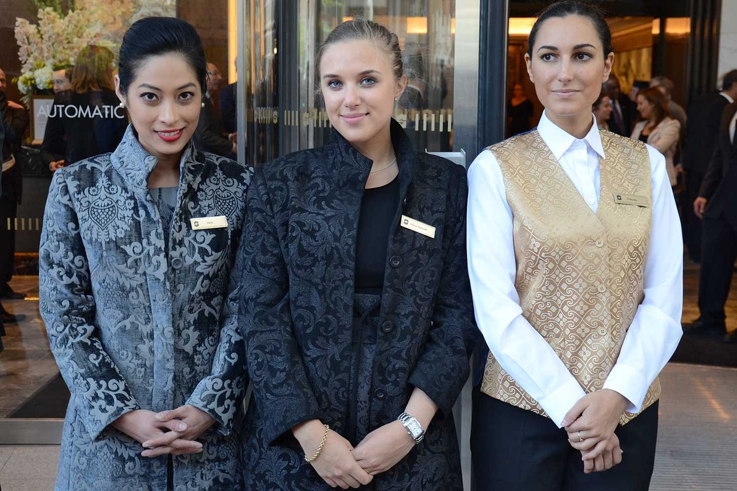 Kaum ein anderes Großstadthotel hat so viel Personal für so wenige Zimmer eingestellt. Die 250 Mitarbeiter des Shangri-La kommen aus 50 Nationen. Die Uniformen wurden eigens nur für das Londoner Haus entworfen.