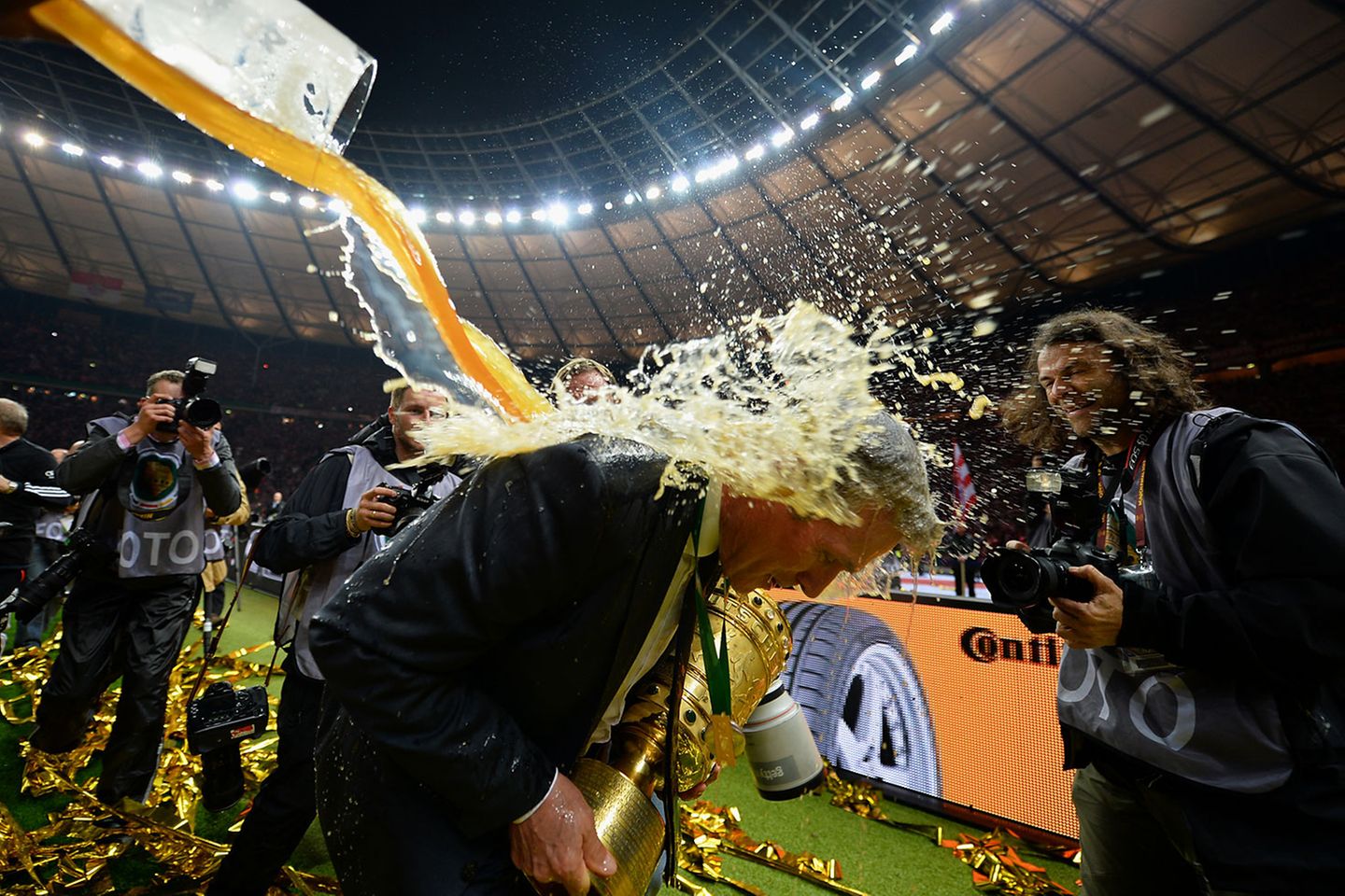 Am vergangenen Samstag floss das Bier dann bei den Bayern nach dem Sieg gegen Stuttgart im DFB-Pokal-Endspiel endgültig in Strömen. Schließlich konnten sie dreifach feiern: deutscher Meister, Champions-League-Sieger und Sieger im DFB-Pokal. Und Heynckes musste Dusche um Dusche über sich ergehen lassen.