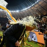 Am vergangenen Samstag floss das Bier dann bei den Bayern nach dem Sieg gegen Stuttgart im DFB-Pokal-Endspiel endgültig in Strömen. Schließlich konnten sie dreifach feiern: deutscher Meister, Champions-League-Sieger und Sieger im DFB-Pokal. Und Heynckes musste Dusche um Dusche über sich ergehen lassen.