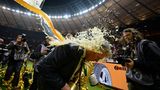 Am vergangenen Samstag floss das Bier dann bei den Bayern nach dem Sieg gegen Stuttgart im DFB-Pokal-Endspiel endgültig in Strömen. Schließlich konnten sie dreifach feiern: deutscher Meister, Champions-League-Sieger und Sieger im DFB-Pokal. Und Heynckes musste Dusche um Dusche über sich ergehen lassen.