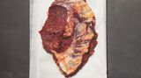 Hals  Der Hals trägt den Kopf und ist damit auch stark durchwachsen mit einem hohen Fettanteil und ist dabei besonders schön marmoriert. Eigentlich wird es vor allem als Suppen- und Schmorfleisch verwendet. Doch es eignet sich auch sehr gut für asiatisches Fondue (mit Brühe).