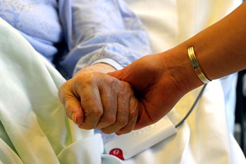 Auf Nummer sicher gehen: Wer eine Patientenverfügung ausfüllt, bestimmt selbst, welche Maßnahmen bei schwerer Pflegebedürftigkeit ergriffen werden dürfen