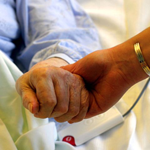 Auf Nummer sicher gehen: Wer eine Patientenverfügung ausfüllt, bestimmt selbst, welche Maßnahmen bei schwerer Pflegebedürftigkeit ergriffen werden dürfen