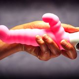 Wie heißt das?  Paul & Paulina  Ist das für Frauen oder Männer?  An diesem Schmuckstück haben Paul UND Paulina ihre wahre Freude. Die wohligen Riffel sorgen für knisternde Reibung, während die verschiedenen Vibrationsstufen den Benutzer wie auf Wolken schweben lassen.   Wozu brauche ich das?   Die Frage ist: Wozu nicht? Im Handtaschenformat lässt sich dieser kleine Freund (er hat sogar Augen! So süß!) überall mit hinnehmen und ist jederzeit und an (fast) jedem Ort verwendbar.  Wie glücklich macht mich das auf einer Skala von 1 bis 10 (10 ist sehr sehr glücklich)?   7  Was behaupte ich, wenn mein Kind/mein Freund/meine Putzfrau das findet?  Das ist ein brummendes Nilpferd mit zwei Köpfen.  Würden meine Eltern das benutzen?   Sofern ich ihnen nicht erkläre, worum es sich hierbei wirklich handelt ... Ansonsten ist es sicherlich ein gutes Gerät für die Behandlung von Rücken- und Nackenverspannungen.  Was kostet das?  94 Euro