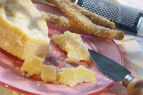 Auch zum Dessert eignet sich der Parmesan. Hier gilt: Den Käse mit einem Messer brechen, nicht schneiden.