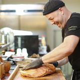 "Treat it like a lady" singt der Neuseeländer Reinkemeyer und massiert mit sichtlich viel Freude den Rub in das Fleisch.