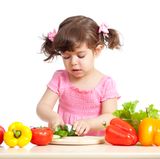 Essen Sie gesund und mit Genuss - denn Kinder sind neugierig und ahmen Erwachsene nach. So lernen sie, sich richtig zu ernähren.