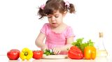 Essen Sie gesund und mit Genuss - denn Kinder sind neugierig und ahmen Erwachsene nach. So lernen sie, sich richtig zu ernähren.