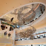 Die Kreuzfahrtgäste haben die Wahl zwischen elf verschiedenen Restaurants und Bistros: im Bild der Kronleuchter im zweistöckigen Hauptrestaurant Atlantik im Heck des Schiffes.