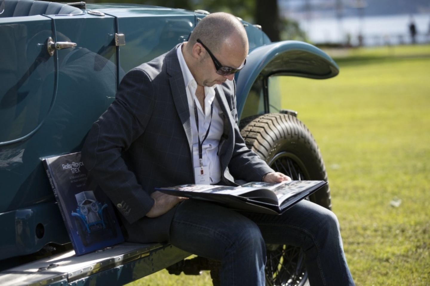 Interessenten informieren sich über die Autos auch per Katalog