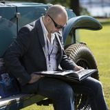 Interessenten informieren sich über die Autos auch per Katalog