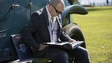 Interessenten informieren sich über die Autos auch per Katalog