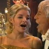 Ja, eine schwäche für jüngere Frauen hat man Johannes Heesters schon immer nachgesagt. Immerhin war seine letzte Ehefrau Simone Rethel 46 Jahre jünger. Bei der Gala anlässlich seines 100. Geburtstags übertrieb es Jopie dann aber: Er sang ein Duett mit der 76 Jahre jüngeren Yvonne Catterfeld. Wobei: Es war gar nicht mal der Altersunterschied. Diese Stimmen harmonierten einfach nicht. Doch das hat Jopie vermutlich gar nicht so genau gehört. Manchmal hat es auch seine Vorteile, wenn man über 100 Jahre alt wird.   Zum Videozusammenschnitt (ab Minute 1:11)