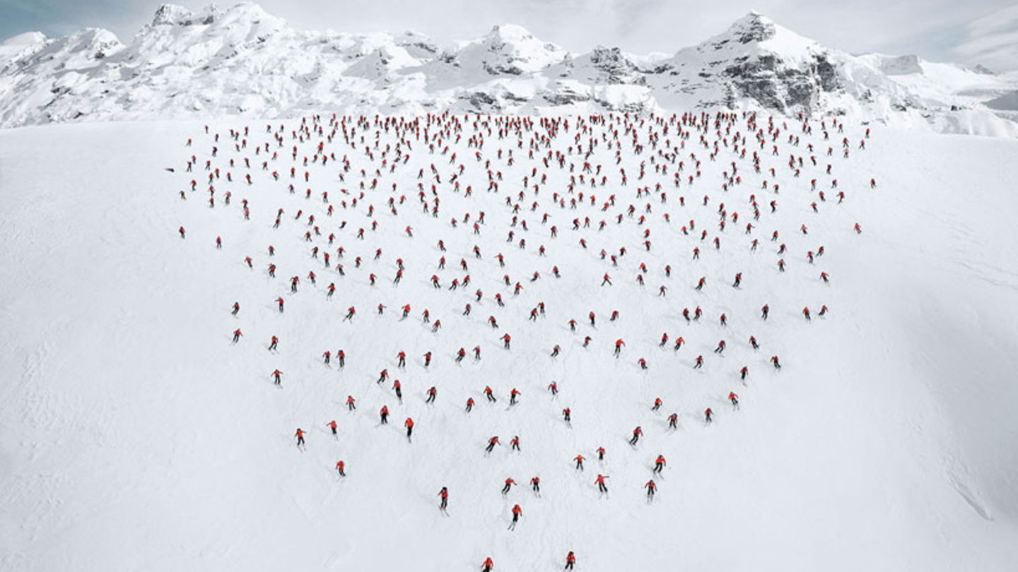 Choreografie im Schnee: "Der Keil" nennt Bösch die Inszenierung in Melchsee-Frutt im Kanton Oberwalden.