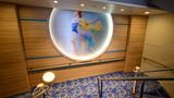 Gewöhnungsbedürftige Kunst im Treppenhaus: Im Inneren ist "Mein Schiff 3" farblich nicht ganz so schrill wie ein Aida-Schiff, jedoch bunter gestaltet als ein edles Designer-Schiff wie die "Europa 2". Die Orientierung auf den 15 Decks fällt leicht. Die meisten öffentlichen Bereiche liegen auf den Decks 4, 5, 12 und 14, die Kabinen zwischen Deck 6 und 11.