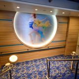 Gewöhnungsbedürftige Kunst im Treppenhaus: Im Inneren ist "Mein Schiff 3" farblich nicht ganz so schrill wie ein Aida-Schiff, jedoch bunter gestaltet als ein edles Designer-Schiff wie die "Europa 2". Die Orientierung auf den 15 Decks fällt leicht. Die meisten öffentlichen Bereiche liegen auf den Decks 4, 5, 12 und 14, die Kabinen zwischen Deck 6 und 11.