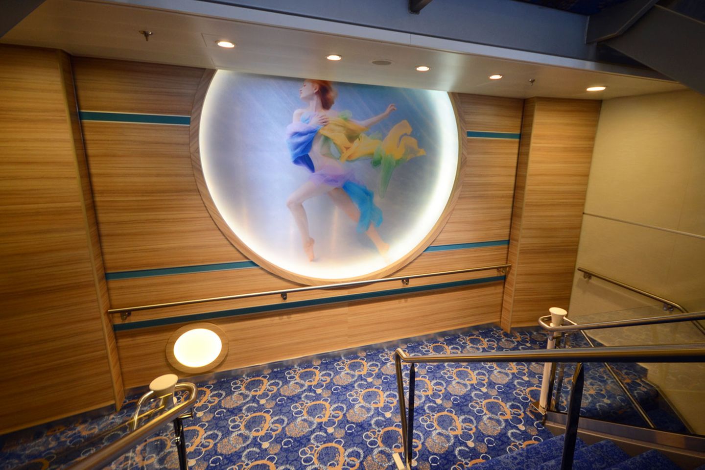 Gewöhnungsbedürftige Kunst im Treppenhaus: Im Inneren ist "Mein Schiff 3" farblich nicht ganz so schrill wie ein Aida-Schiff, jedoch bunter gestaltet als ein edles Designer-Schiff wie die "Europa 2". Die Orientierung auf den 15 Decks fällt leicht. Die meisten öffentlichen Bereiche liegen auf den Decks 4, 5, 12 und 14, die Kabinen zwischen Deck 6 und 11.