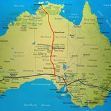 Der rote Strich markiert die Trasse des Ghan-Zuges, eine der längsten Schienenstränge der Welt. Auf dem Weg geht es durch vier Klimazonen und 22 Breitengrade. Seit den 1870er Jahren wurde die Strecke geplant. Als Schmalspurbahn konnte zunächst der südliche Abschnitt von Port Augusta bis Alice Springs fertiggestellt werden. Doch Überschwemmungen verursachten häufig Unterbrechungen, und Termiten fraßen die damals hölzernen Bahnschwellen auf. Jetzt verlaufen die Schienen weiter westlich.