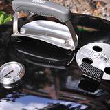 Deckel drauf, Lüftung auf und etwa 40 Minuten warten. Das Thermometer sollte stets um die 180 bis 200 Grad zeigen. Den Deckel nicht so auf den Grill setzen, dass der Temperaturfühler direkt über der Holzkohle liegt.