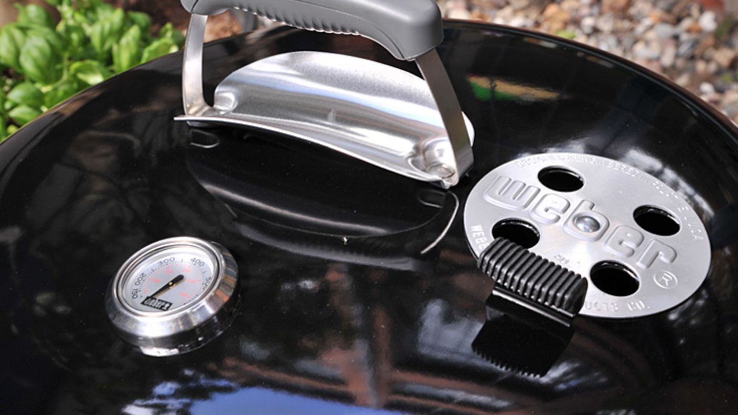Deckel drauf, Lüftung auf und etwa 40 Minuten warten. Das Thermometer sollte stets um die 180 bis 200 Grad zeigen. Den Deckel nicht so auf den Grill setzen, dass der Temperaturfühler direkt über der Holzkohle liegt.