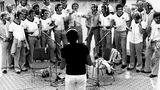 Das waren noch Zeiten. Als "Fußballl-Nationalchor" tritt die Nationalmannschaft im August 1973 vor die Mikrofone eines hessischen Tonstudios, um eine Schallplatte mit dem bezeichneten Titel "Fußball ist unser Leben" aufzunehmen. Heynckes steht in der ersten Reihe als Zweiter von links zwischen Herbert Wimmer und Jupp Kapellmann.