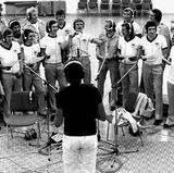 Das waren noch Zeiten. Als "Fußballl-Nationalchor" tritt die Nationalmannschaft im August 1973 vor die Mikrofone eines hessischen Tonstudios, um eine Schallplatte mit dem bezeichneten Titel "Fußball ist unser Leben" aufzunehmen. Heynckes steht in der ersten Reihe als Zweiter von links zwischen Herbert Wimmer und Jupp Kapellmann.